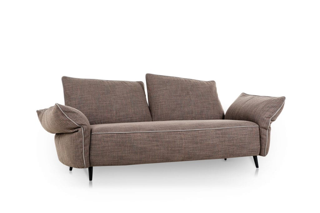 2er-Sofa des Modells Faber mit braunem Stoffbezug, mattschwarzen Füssen, Armteil- und Rückenverstellung