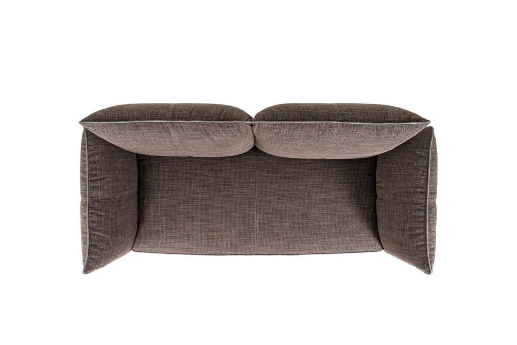 2er-Sofa des Modells Faber mit braunem Stoffbezug (Vogelperspektive)