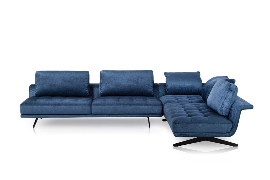 Sofakombination des Modells Style mit blauem Stoffbezug und mattschwarzen Füssen