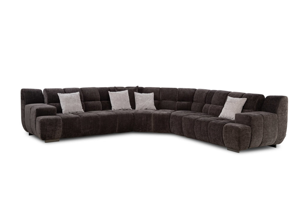 Sofakombination des Modells Cielo mit braunem Stoffbezug, Wurfkissen, mattschwarzen Füssen und manueller Rückenverstellung