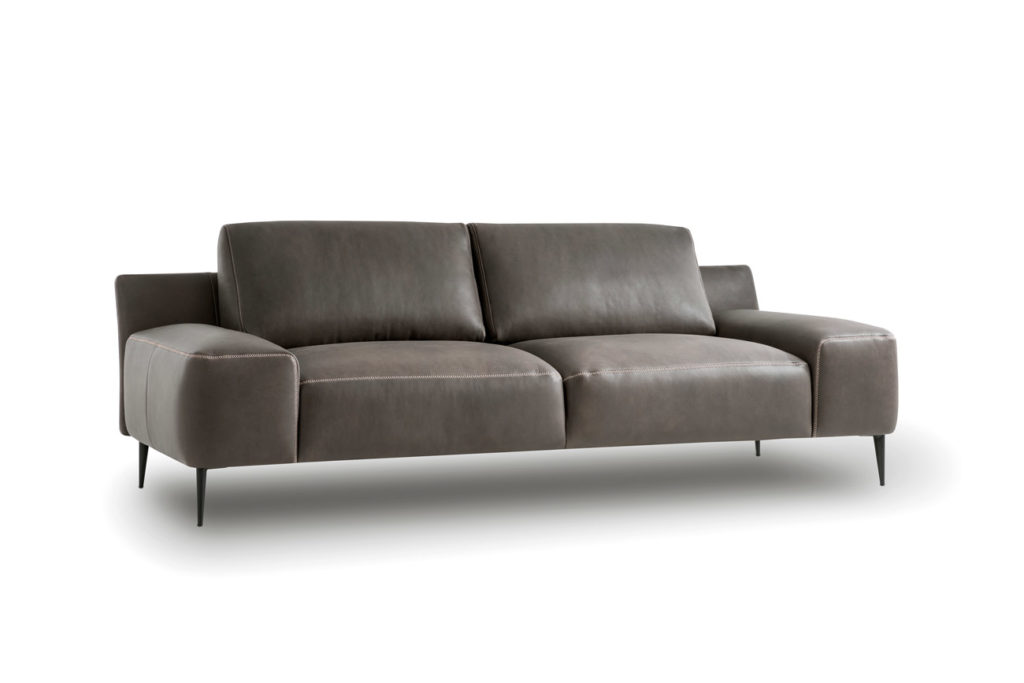 3er-Sofa des Modells Forma mit Lederbezug und mattschwarzen Füssen
