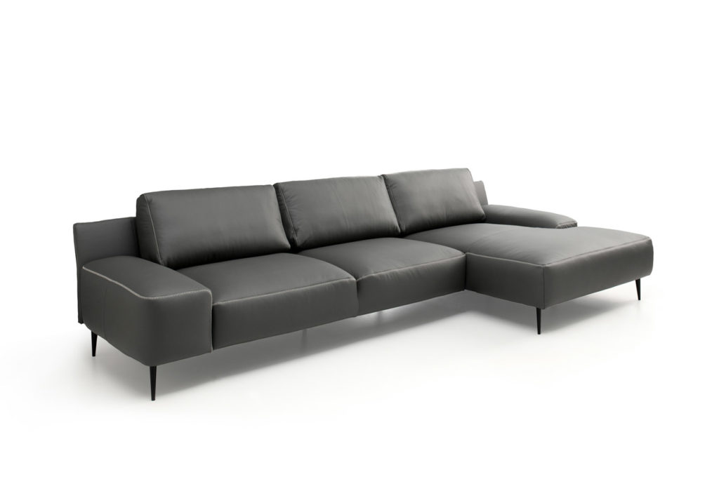 Sofakombination des Modells Forma mit grauem Lederbezug und mattschwarzen Füssen