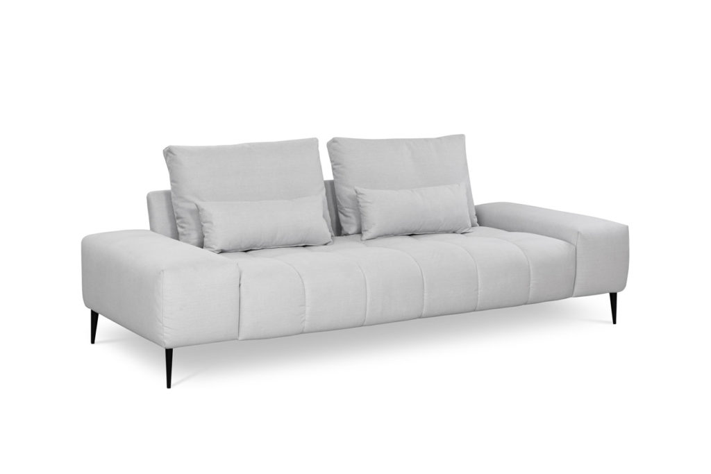 3er-Sofa des Modells Gianni mit hellgrauem Stoffbezug, Nierenkissen und mattschwarzen Füssen