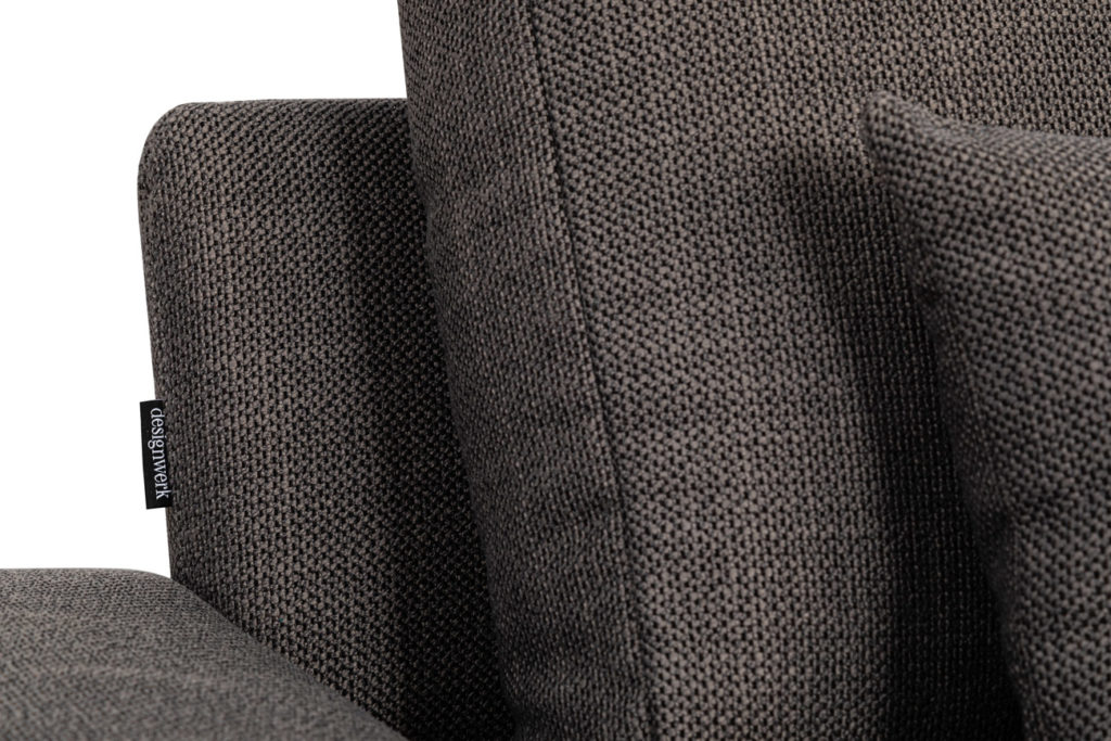 Detailansicht des Modells Gianni mit grauem Stoffbezug und designwerk-Label