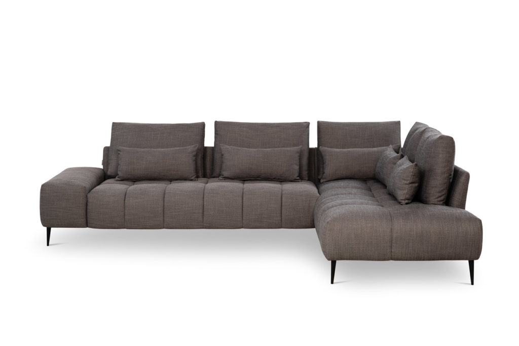 Sofakombination des Modells Gianni mit grauem Stoffbezug, Nierenkissen und mattschwarzen Füssen