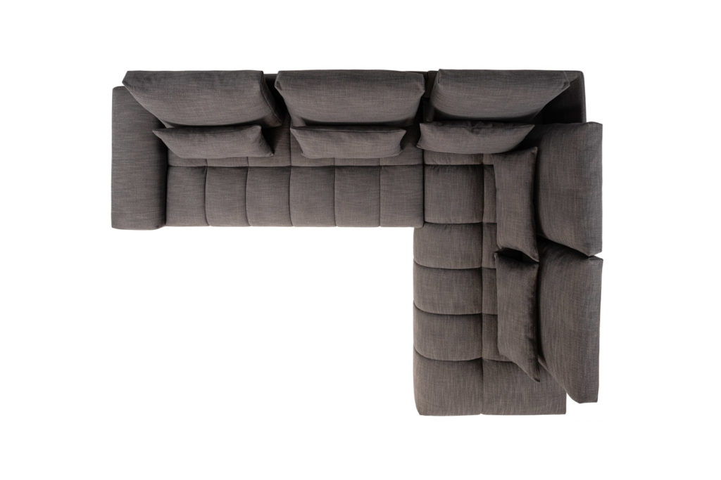 Sofakombination des Modells Gianni mit grauem Stoffbezug und Nierenkissen