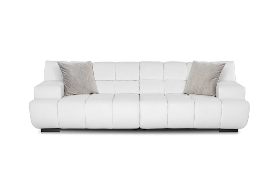 Sofakombination des Modells Cielo mit weissem Stoffbezug, Wurfkissen und mattschwarzen Füssen