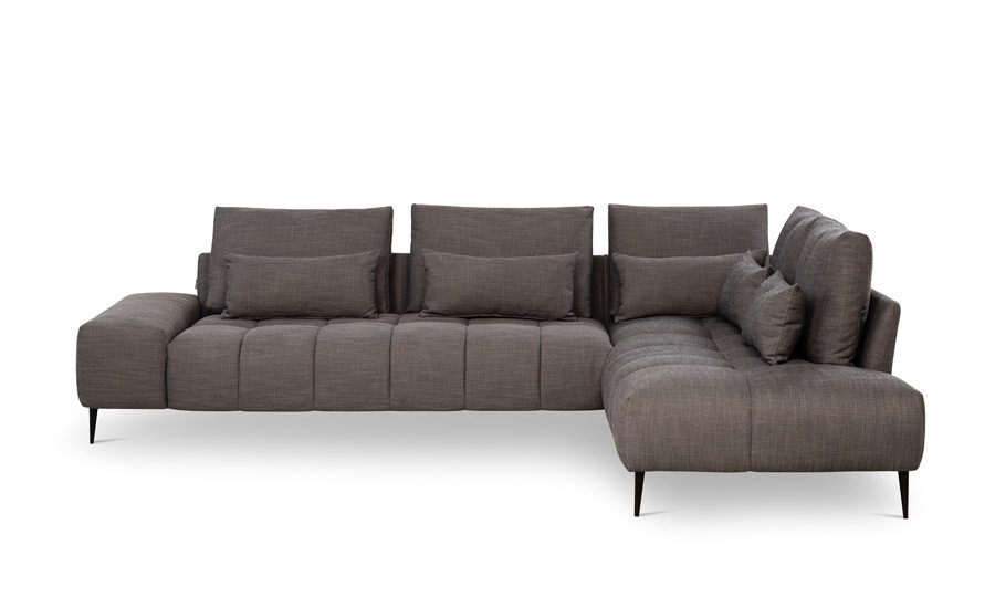 Sofakombination des Modells Gianni mit grauem Stoffbezug, Nierenkissen und mattschwarzen Füssen