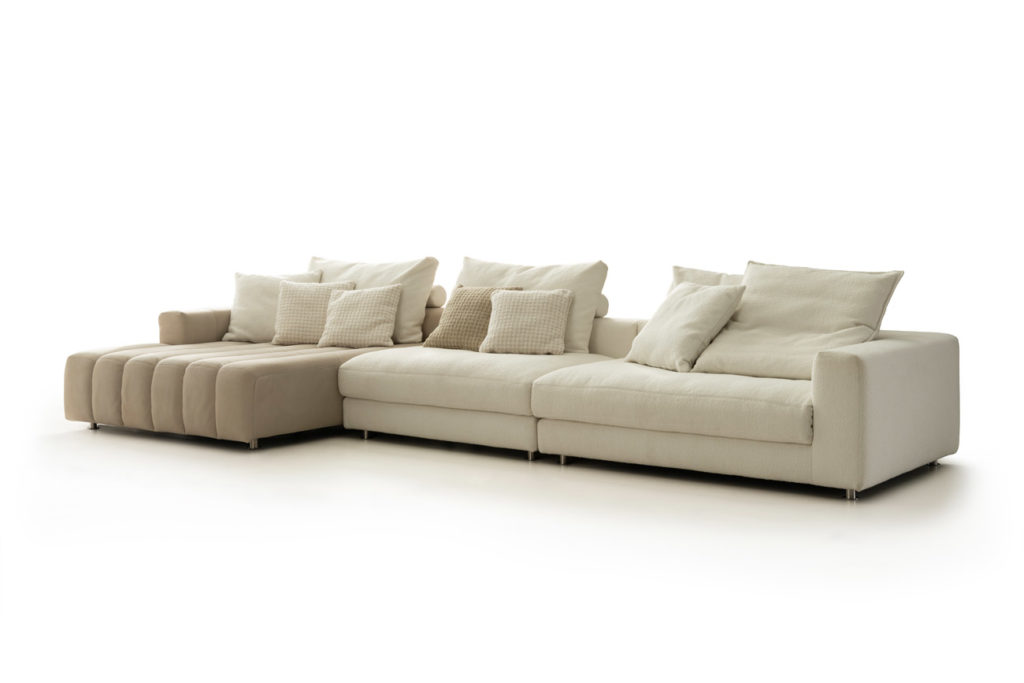 Sofakombination des Modells Berry mit beigem Stoff-Lederbezug, Wurfkissen und Chrom-Füssen