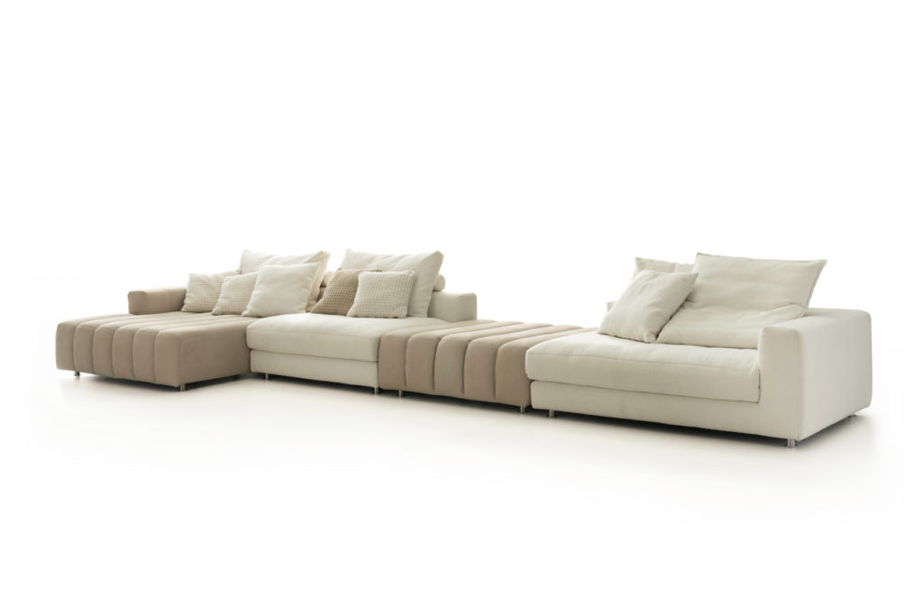 Sofakombination des Modells Berry mit beigem Stoff-Lederbezug, Wurfkissen und Chrom-Füssen