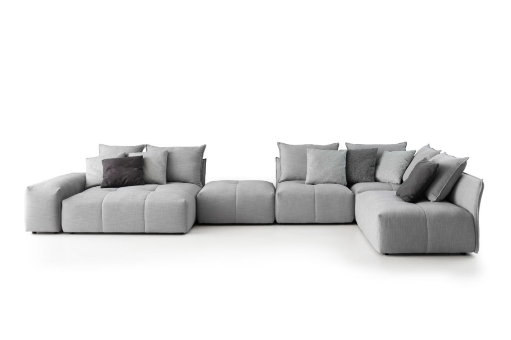 Sofakombination des Modells Palace mit grauem Stoffbezug und Wurfkissen