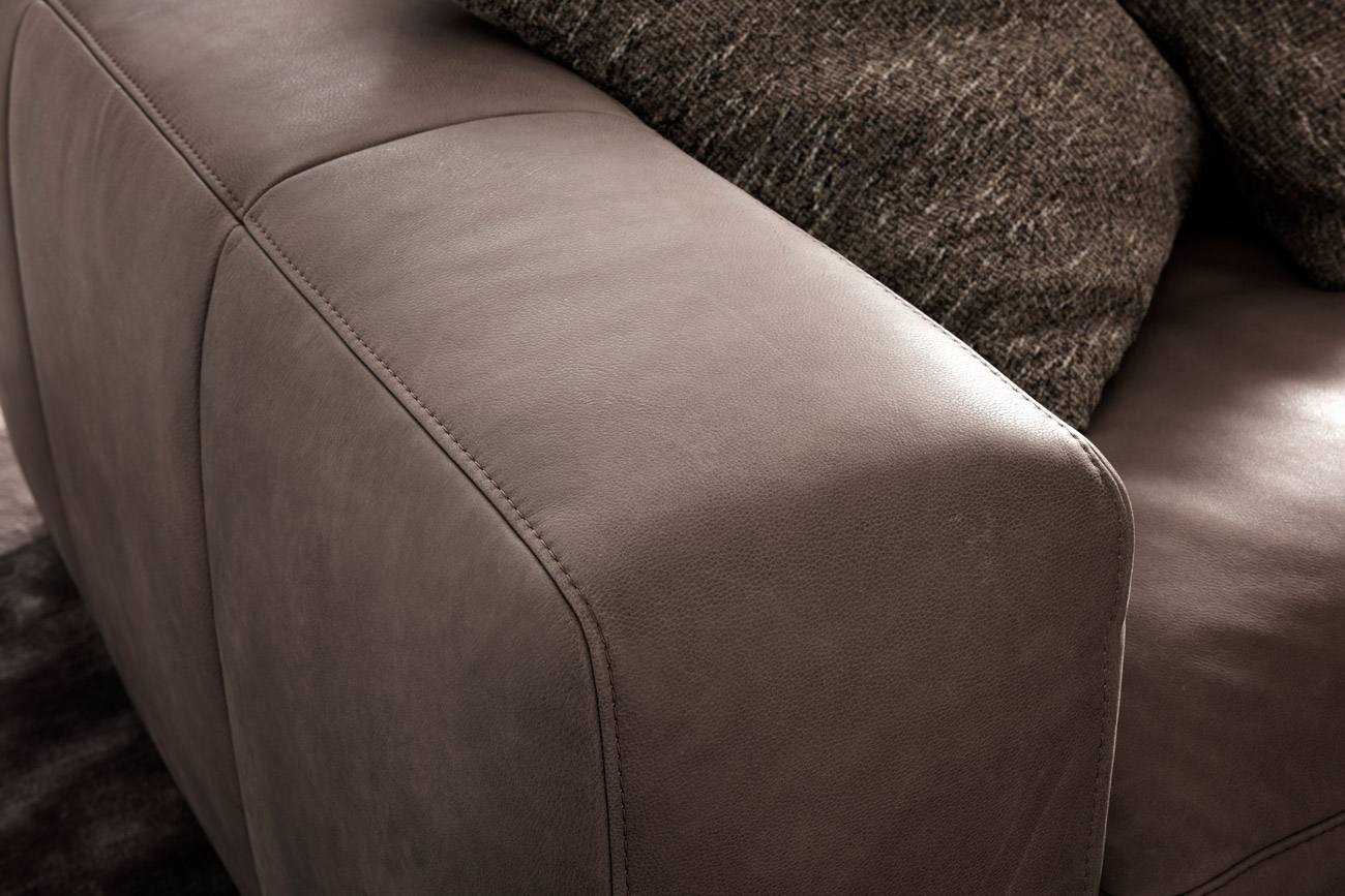 Wohnambiente mit einer Sofakombination des Modells Parma mit braunem Lederbezug