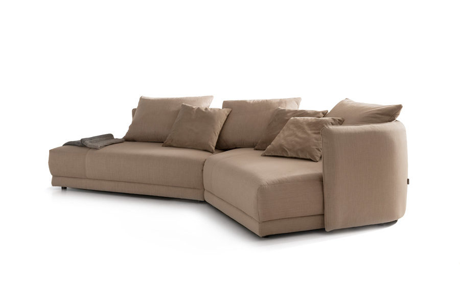 Sofakombination des Modells New York mit Stoffbezug, Wurfkissen und mattschwarzen Füssen