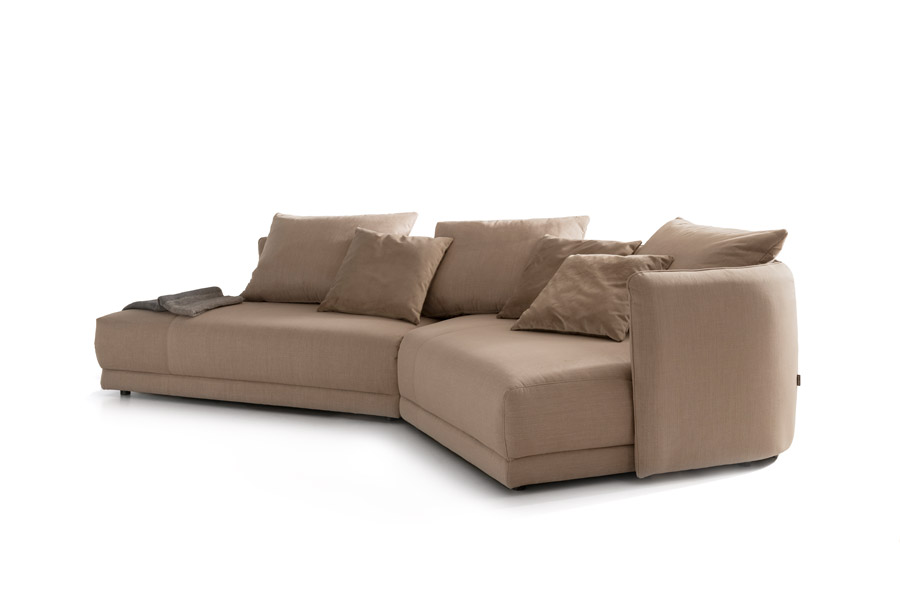 Sofakombination des Modells New York mit Stoffbezug, Wurfkissen und mattschwarzen Füssen