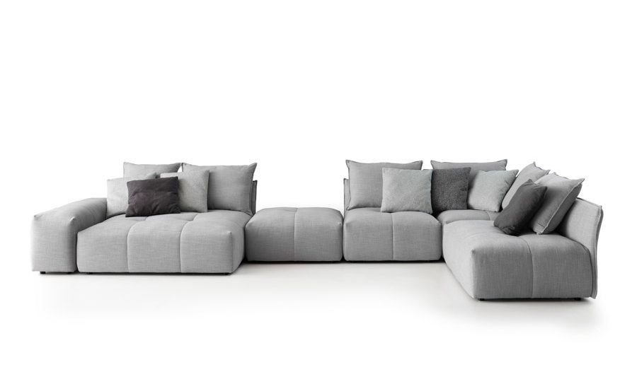 Sofakombination des Modells Palace mit grauem Stoffbezug und Wurfkissen