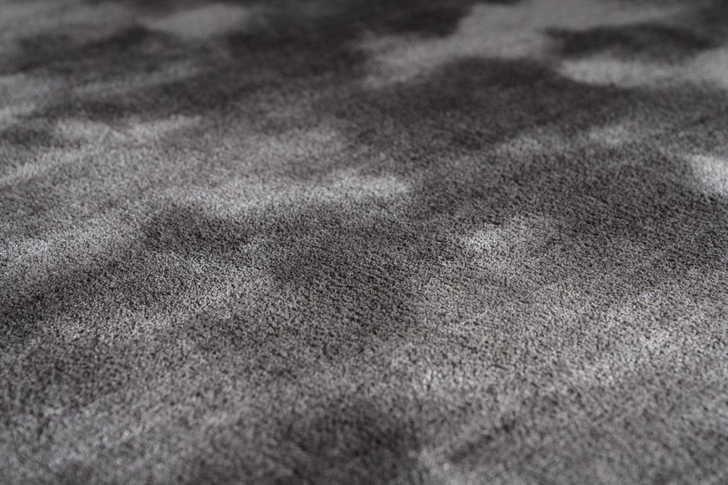 Teppich Sense bestehend aus Tencel®-Fasern in der Farbe Graphit