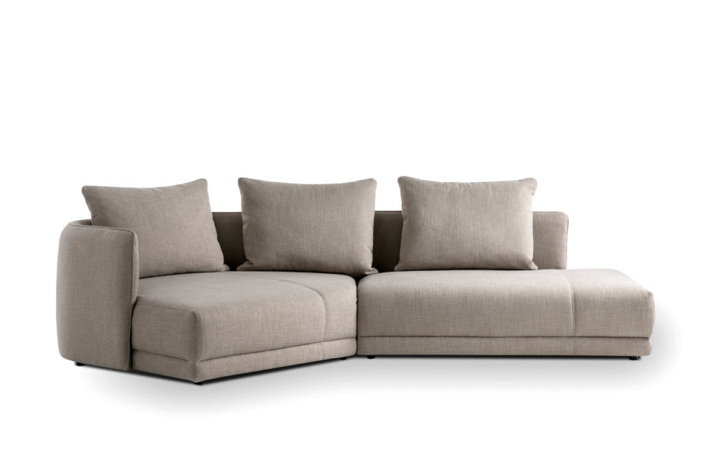 Sofakombination des Modells New York mit Stoffbezug, Kissen und mattschwarzen Füssen
