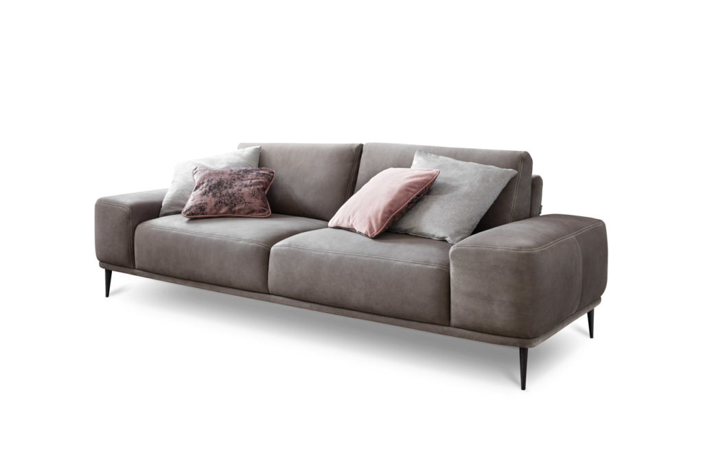 3er-Sofa des Modells Oslo mit braunem Lederbezug, Reversekissen, Wurfkissen und mattschwarzen Füssen