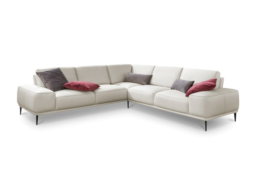 Sofakombination des Modells Oslo mit weissem Lederbezug, Wurfkissen, Nierenkissen und mattschwarzen Füssen