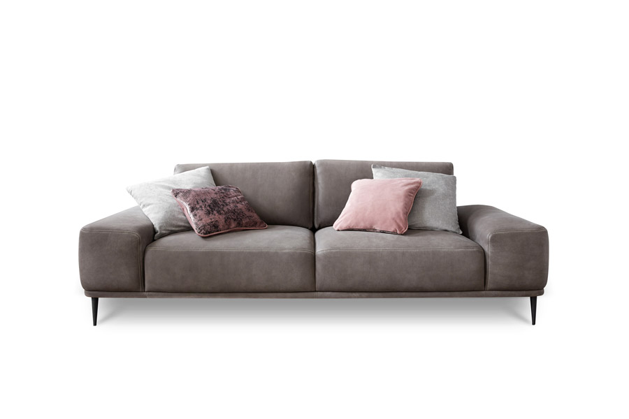 3er-Sofa des Modells Oslo mit braunem Lederbezug, Reversekissen, Wurfkissen und mattschwarzen Füssen