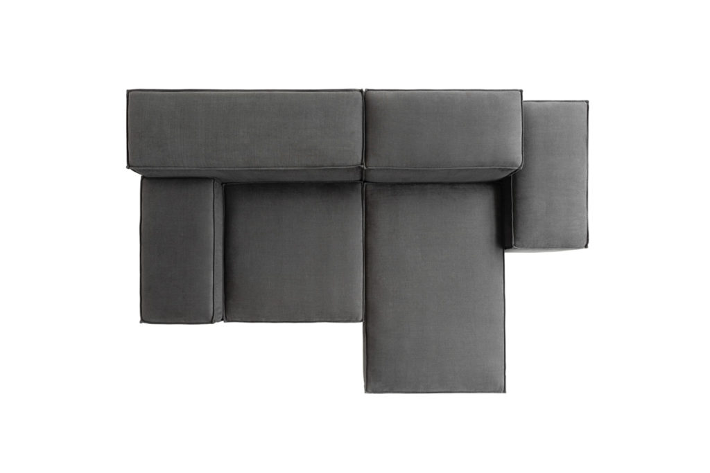 Sofakombination des Modells Puzzle mit grauem Stoffbezug und schwarzen Kunststoffgleitern