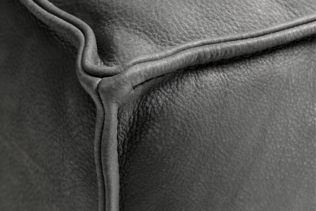 Detailansicht des Modells Vola mit grauem Lederbezug