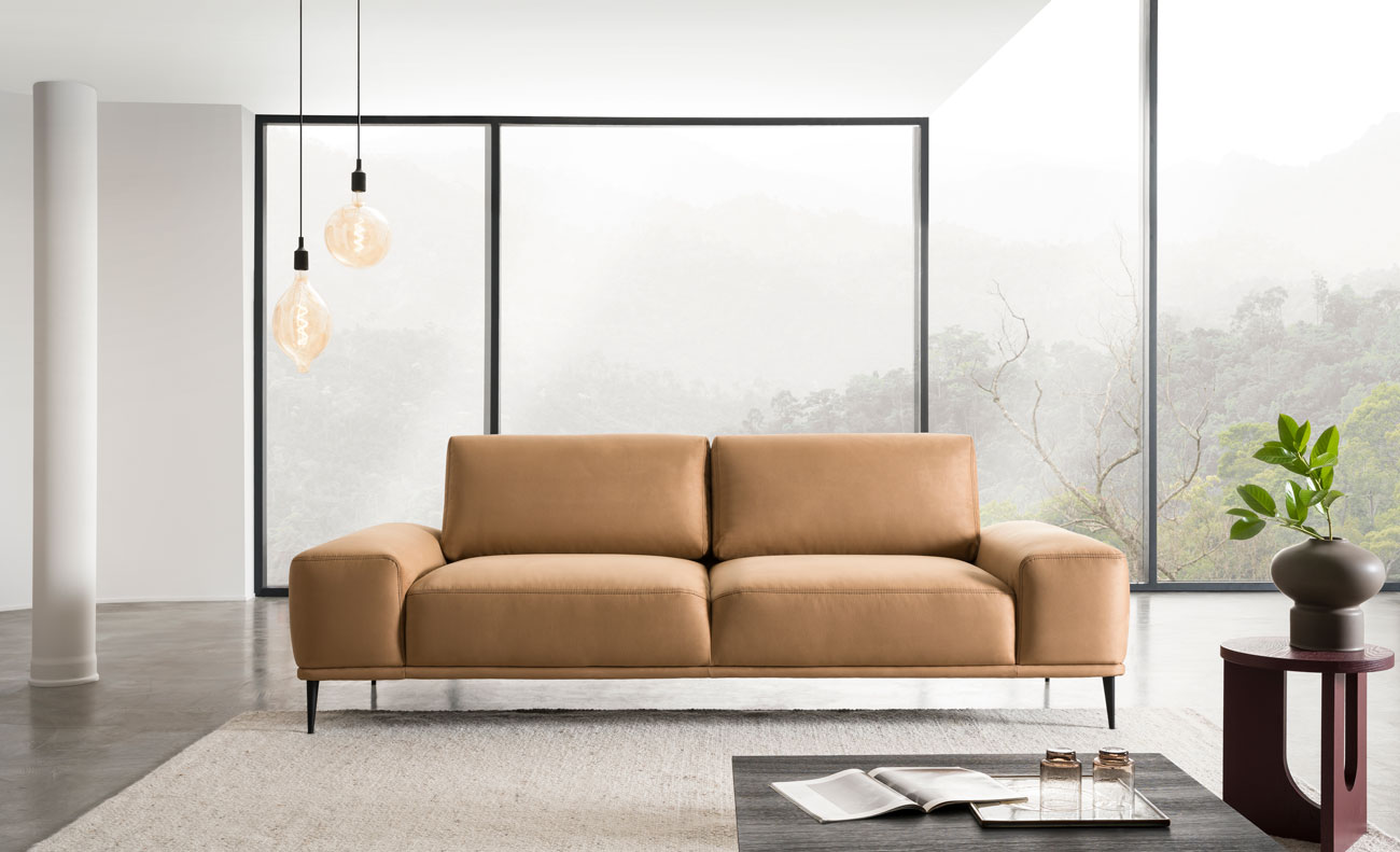 Wohnambiente mit dem 3er-Sofa des Modells Oslo mit gelbem Stoffbezug und mattschwarzen Füssen